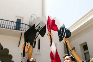 Read more about the article Ingenious Graduation Cap Decorations for That Big Day