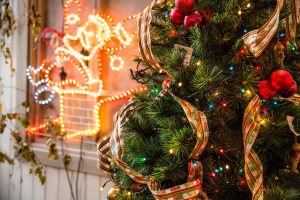 Read more about the article 18 Ideas for Christmas Tree Ribbons to Boost Your Holiday Décor