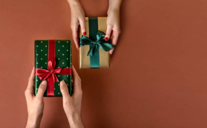 Read more about the article 10 Holiday Gift Exchange Games: How to Play and What to Prepare