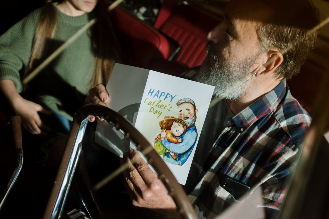 You are currently viewing Top 10+ Personalized Father’s Day Gifts to Delight A Dad