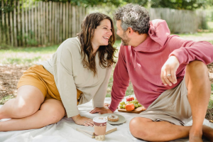 Read more about the article A Complete Guide for Couples to Pack an Amazing Picnic