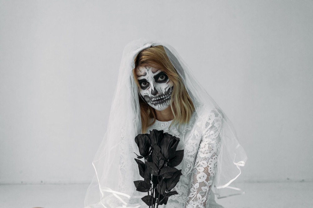 You are currently viewing Add a Spooky Touch to Your Big Day With 20 Halloween Wedding Ideas