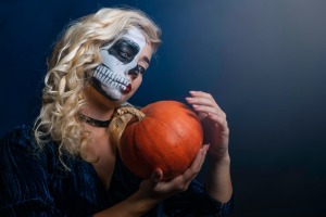 Read more about the article 19 Easy and Fun Halloween Face Paint Ideas Your Loved Ones Will Enjoy