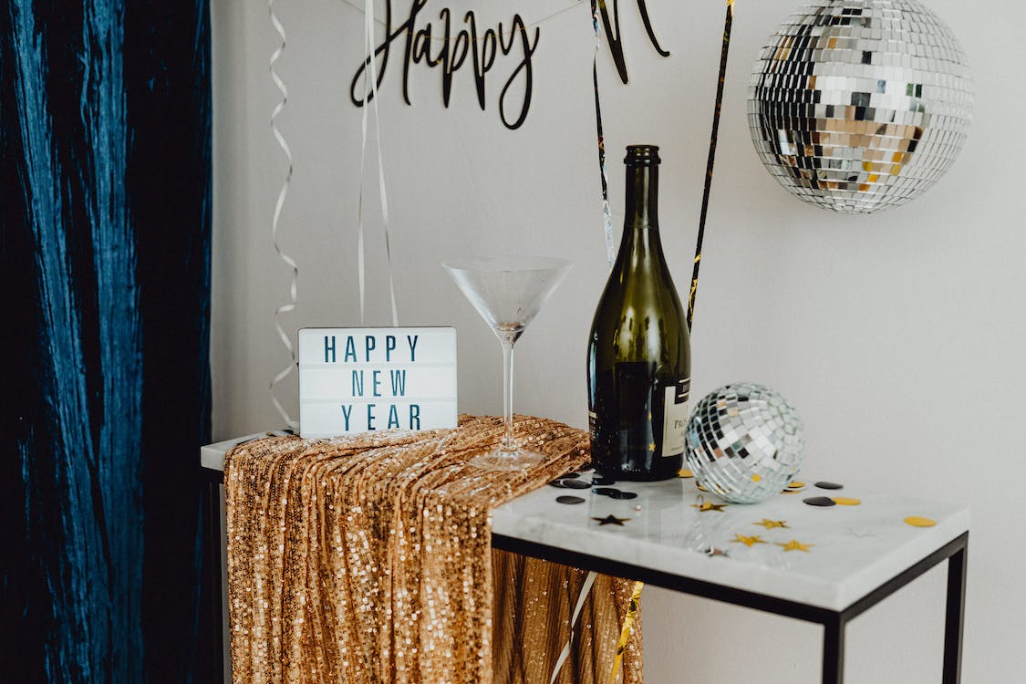 You are currently viewing 18 Festive New Years’ Eve Decorating Ideas
