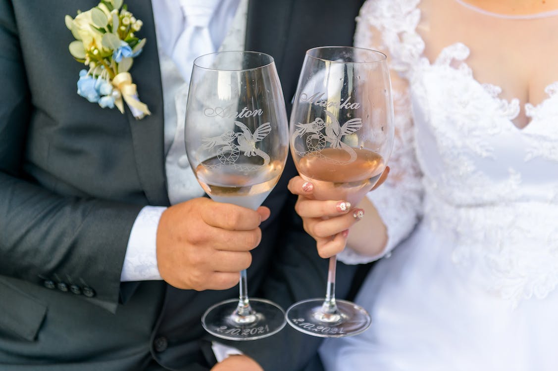You are currently viewing 40+ Exciting Wedding Toast Examples to Use In The Wedding