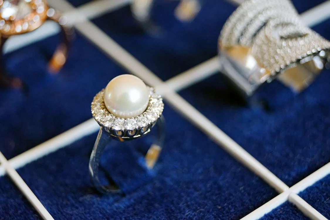 You are currently viewing Pearl Symbolism Unveiled: Myths, Meanings, and Modern Applications 