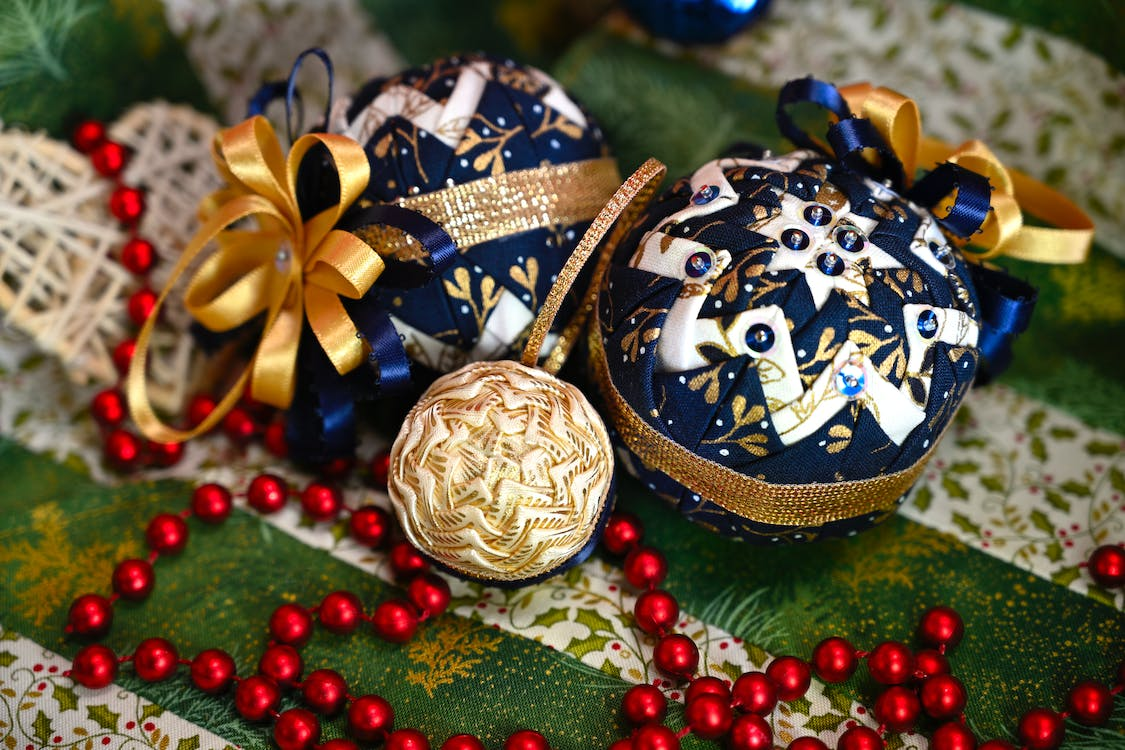 You are currently viewing 11 Christmas Minute to Win It Games: Fun and Preparation