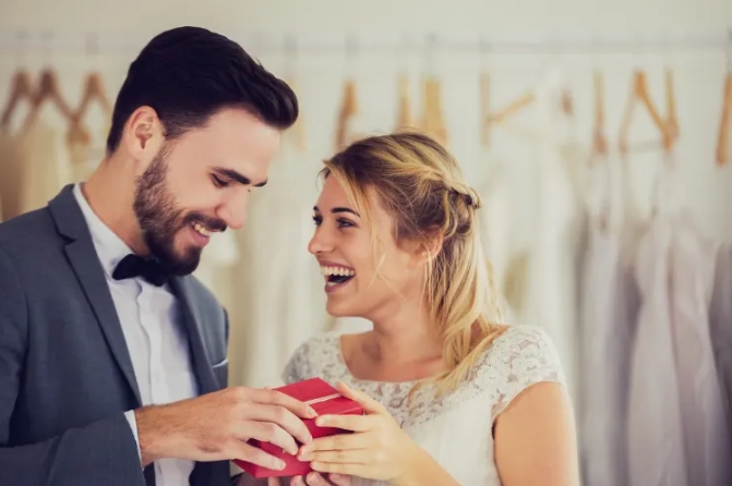 You are currently viewing What gift to give wife on wedding day?